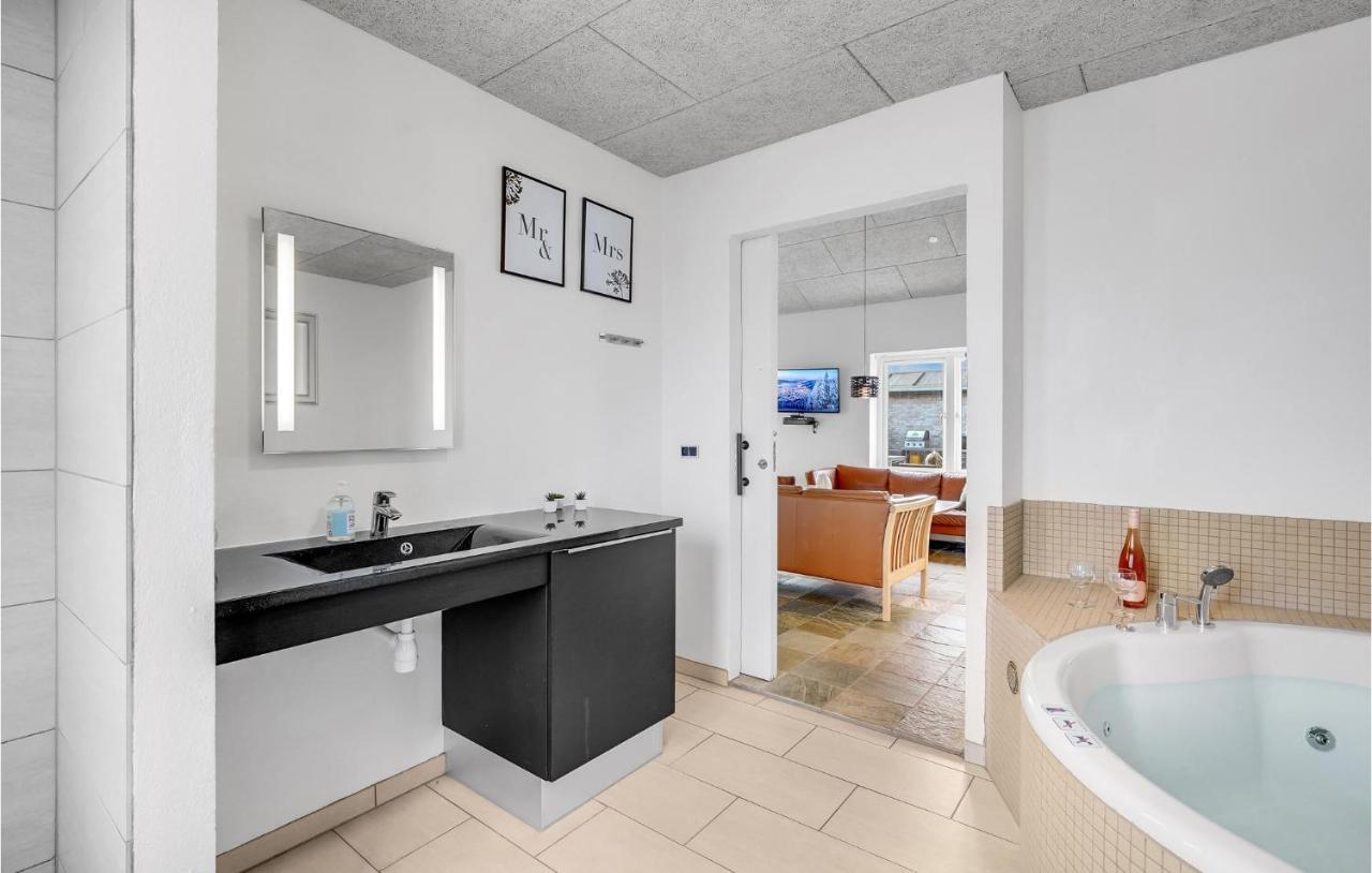 Nice Home In Tarm With Kitchen Extérieur photo
